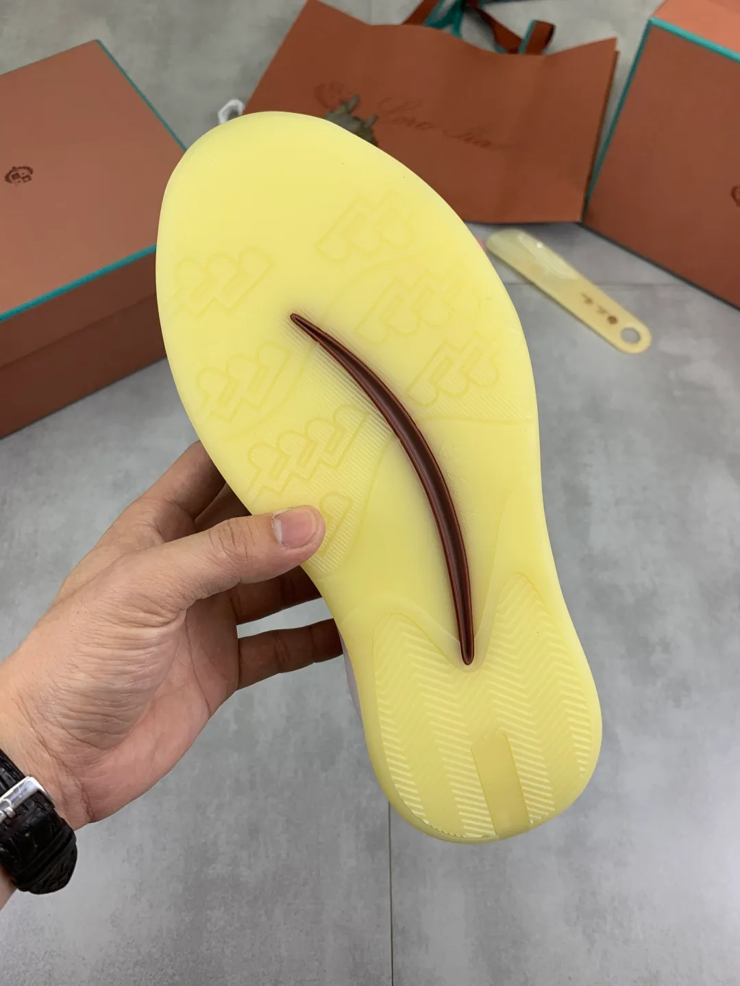 Men's Men's Shoes 💰P620 New 💰High Quality Latest Casual Shoes Loro Piana 💯Top Authentic Grade💯Buy the original 1:1 copy💯 Founded the existing Loro Piana company on April 24, 1924. It is now the sixth generation of family business, providing top quality products to customers who are discerning about taste and quality. Imported original fly woven fabric with cowhide fabric, plain calfskin lining, hand-stitched thread with cowhide feet, original packaging, code number: 38-44 (customized for 45 and 46), seven colors available
